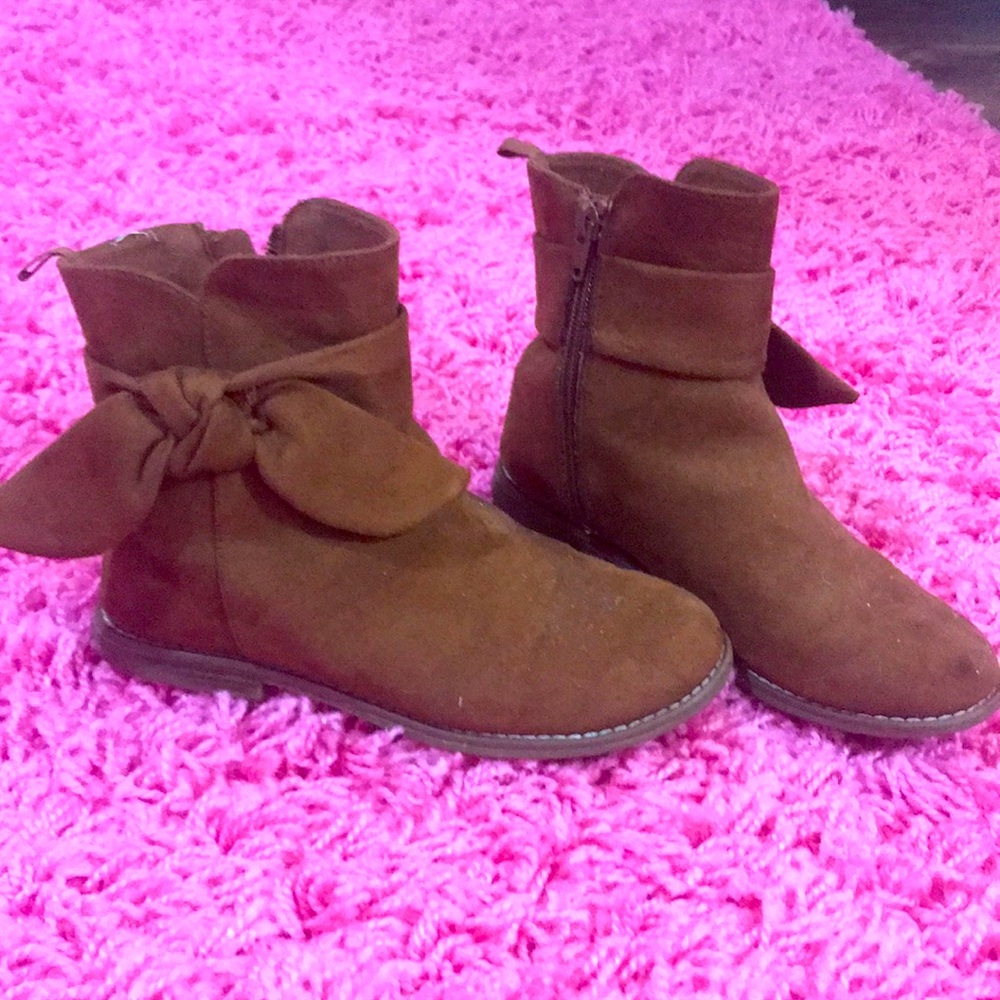Girls brown boot with bow